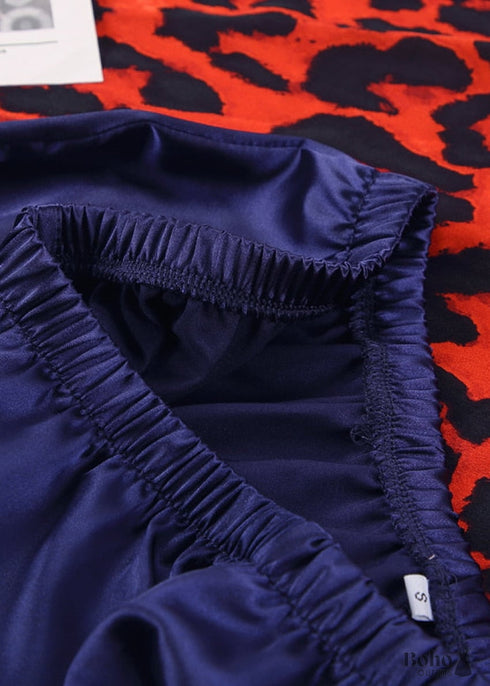 Pijama bohemio de satén Francine en azul marino, marrón y negro.
